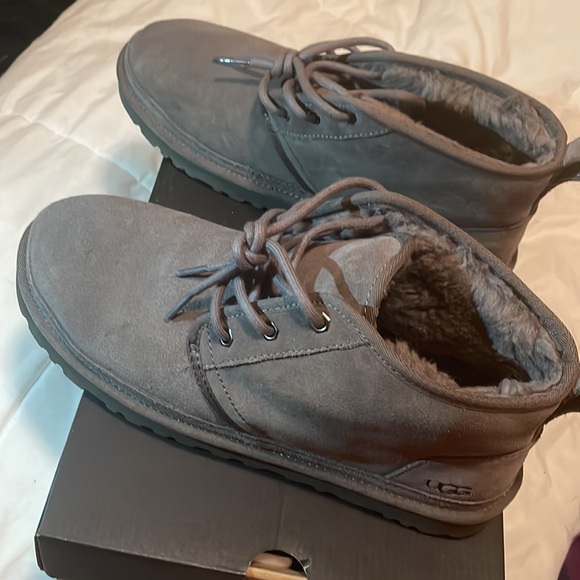 Men gray uggs! Very comfortable and in great conditions !! Condition 9.5/10 - Picture 2 of 5